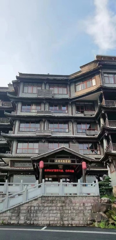 医行千里积万幸，品高艺绝造百福 一一记中国民间毒蛇药大王罗群写实 记者：姚佳敏