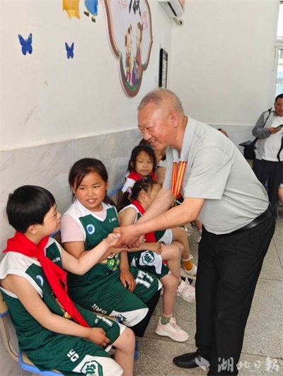 巴东县红鹰成品油董事长肖显盛：公益路上的温暖行者