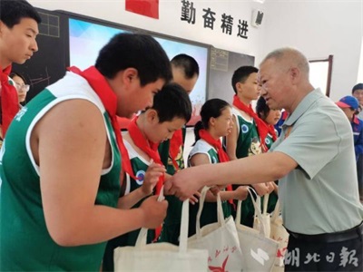 巴东县红鹰成品油董事长肖显盛：公益路上的温暖行者