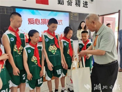 巴东县红鹰成品油董事长肖显盛：公益路上的温暖行者