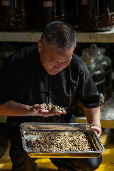 探寻余门医派中医老字号土将军膏药穴位敷贴技术百年传承的历史