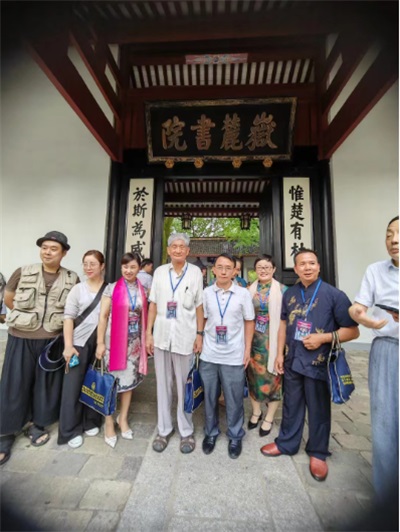 传承千年智慧：数易草药源生堂罗杰锋的易医融合之路