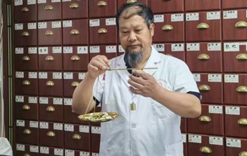 阅兵展国威•文化铸灵魂——记应家中医第三代传承人应华明