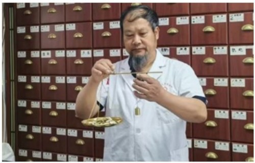 仁心仁术守健康，劳动铸就中医魂——记中医应华明的五一坚守